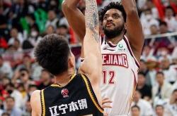 球队遇上劲敌，球员士气高涨等待对决