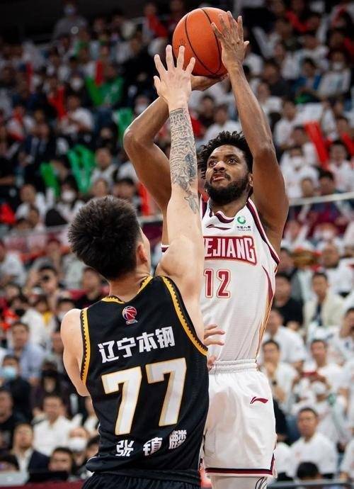 球队遇上劲敌，球员士气高涨等待对决